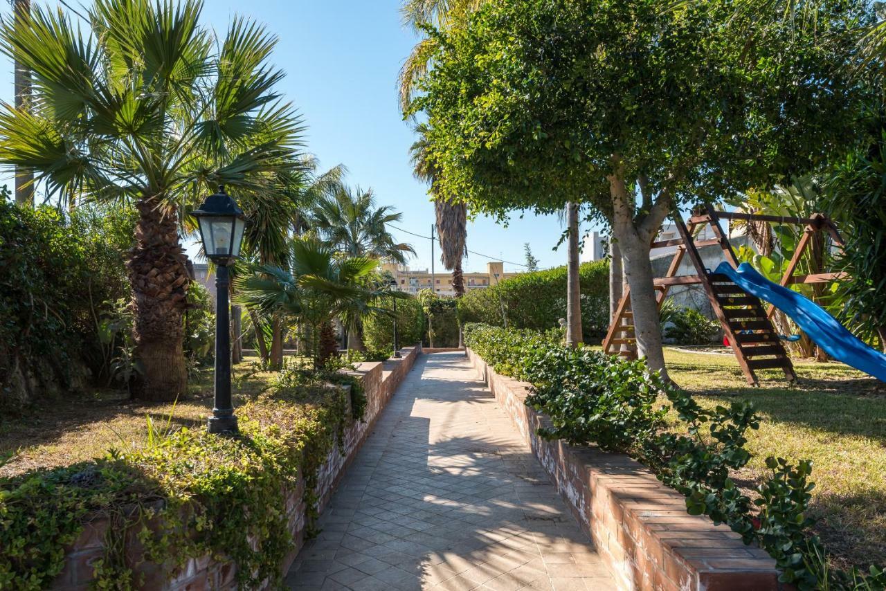 La Latomia Villa Nei Pressi Del Teatro Greco Syrakusa Rum bild