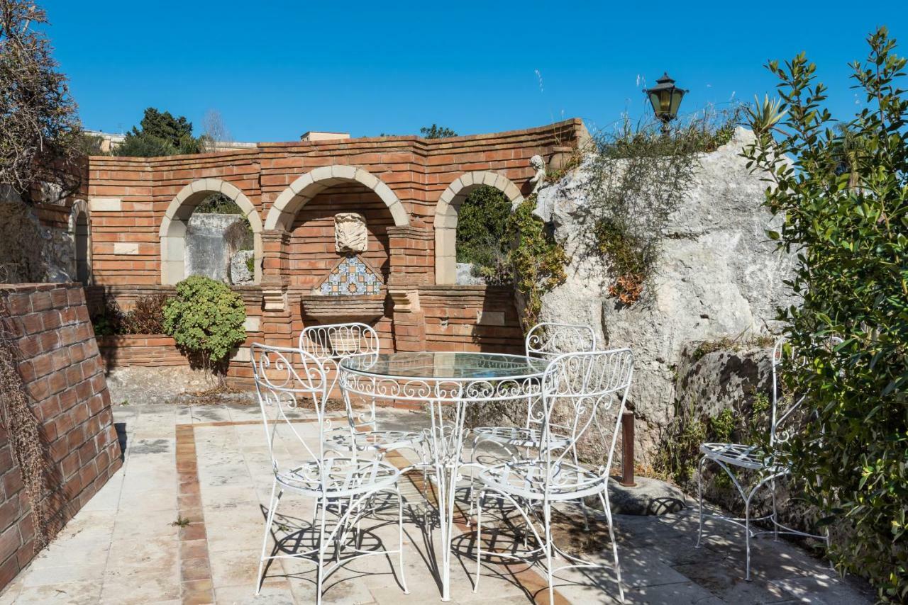 La Latomia Villa Nei Pressi Del Teatro Greco Syrakusa Exteriör bild